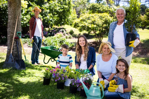Familie tuinieren in park — Stockfoto