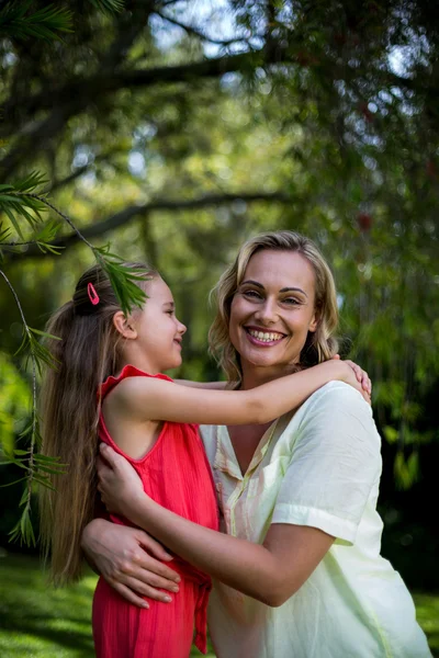 Anne ve kızı bahçede rahatlatıcı — Stok fotoğraf
