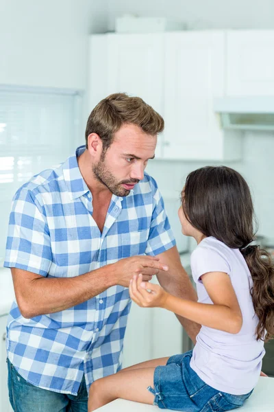 Pai apontando enquanto conversa com a filha — Fotografia de Stock