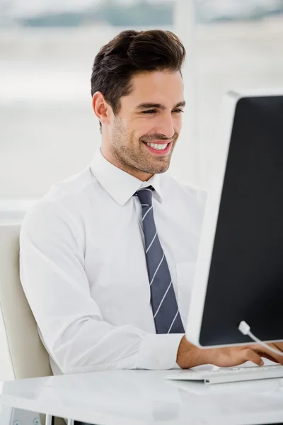 Biznesmen pracujący na komputerze — Zdjęcie stockowe