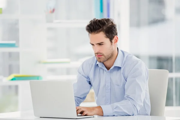 Homem de negócios trabalhando no laptop — Fotografia de Stock