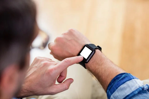 Hombre está tocando reloj — Foto de Stock