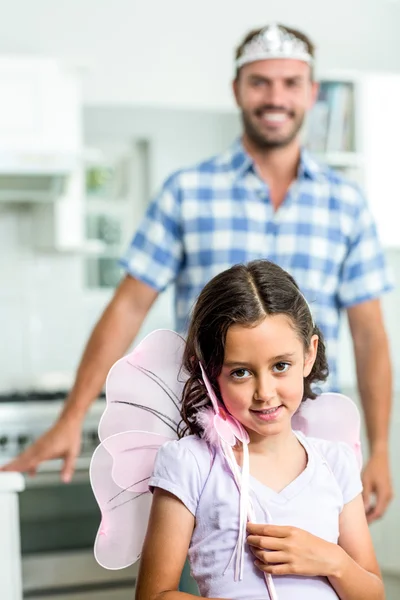 Ragazza in costume angelo — Foto Stock