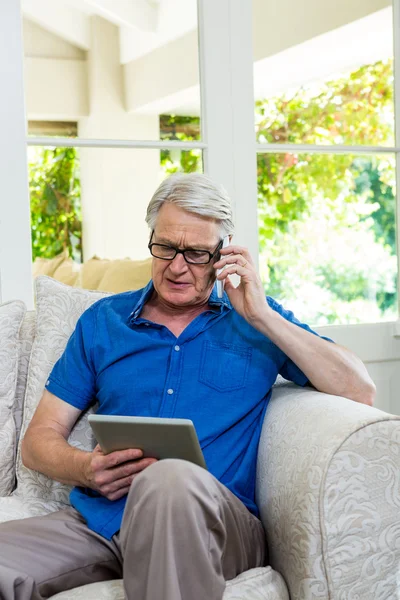 Uomo anziano utilizzando il telefono cellulare — Foto Stock