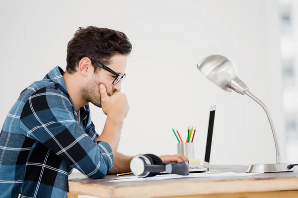 Jonge Man aan het werk op Bureau — Stockfoto