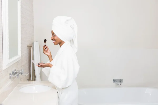 Mujer aplicando maquillaje en la cara —  Fotos de Stock