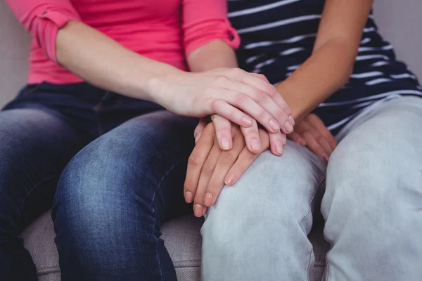 Frau tröstet Freundin — Stockfoto