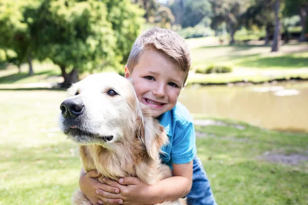 Jongen met huisdier hond in park — Stockfoto