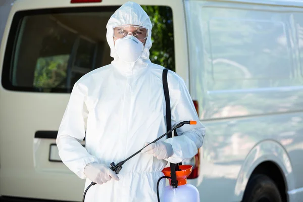 Pest control man standing behind van — Stock Photo, Image