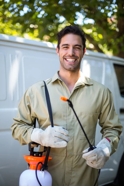 Trabalhador com pulverizador de pesticidas — Fotografia de Stock