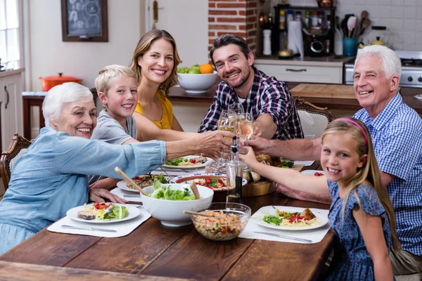 Bardak şarap toasting aile — Stok fotoğraf