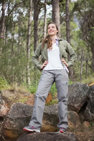 Donna in piedi con le mani sui fianchi — Foto Stock