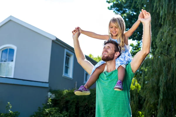 Padre portare figlia sulle spalle — Foto Stock