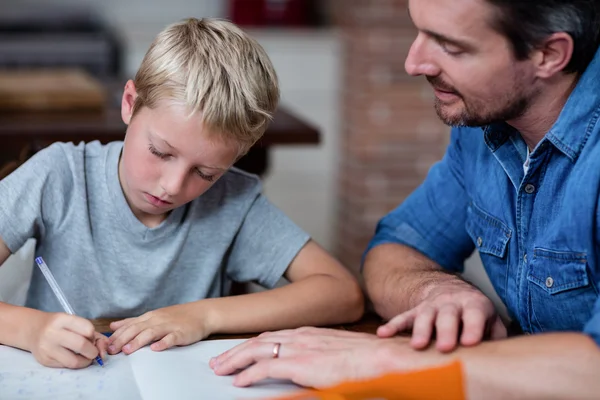 Apa segít a Fiúnak a házi feladatban — Stock Fotó