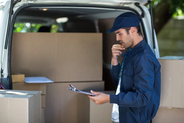 Levering man bedrijf Klembord — Stockfoto