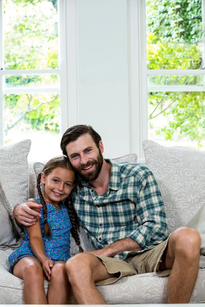 Pappa med dotter på soffa — Stockfoto