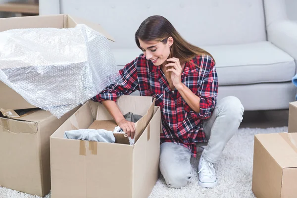 Mujer desembalaje cajas de cartón —  Fotos de Stock