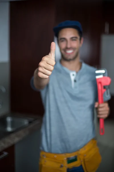 Homem mostrando o polegar para cima — Fotografia de Stock