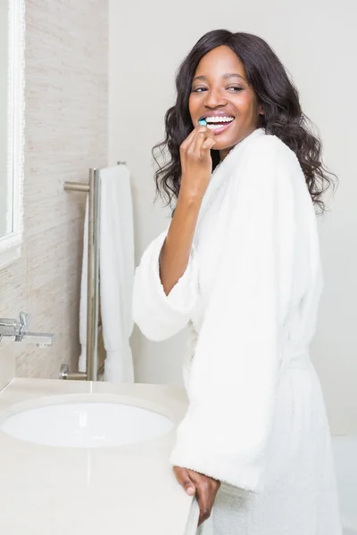 Ung kvinna borsta tänderna — Stockfoto