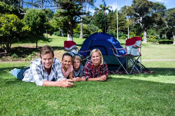 Familia feliz tendida en la hierba — Foto de Stock