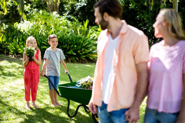 Pais de pé com filhos — Fotografia de Stock