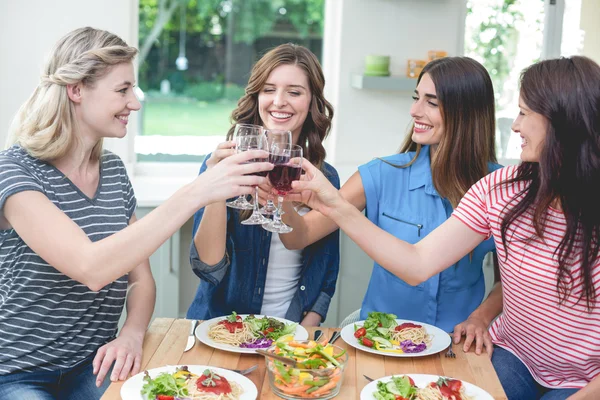 Bardak kırmızı şarap toasting arkadaşlar — Stok fotoğraf