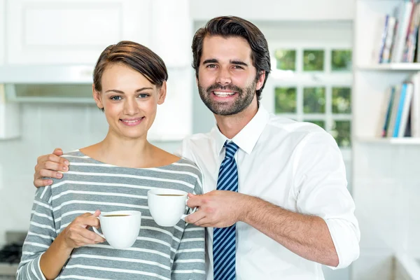 Coppia bere caffè a casa — Foto Stock