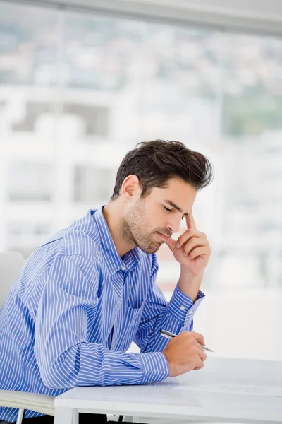 Empresario escribiendo en papel —  Fotos de Stock