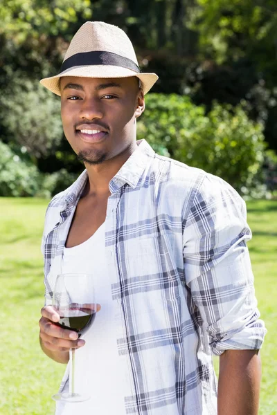 Homem segurando copo de vinho no jardim — Fotografia de Stock