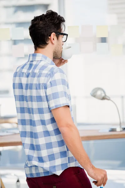 Thoughtful man reading at sticky notes — Stock Photo, Image