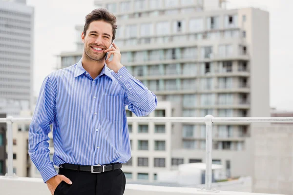 Geschäftsmann telefoniert mit dem Handy — Stockfoto