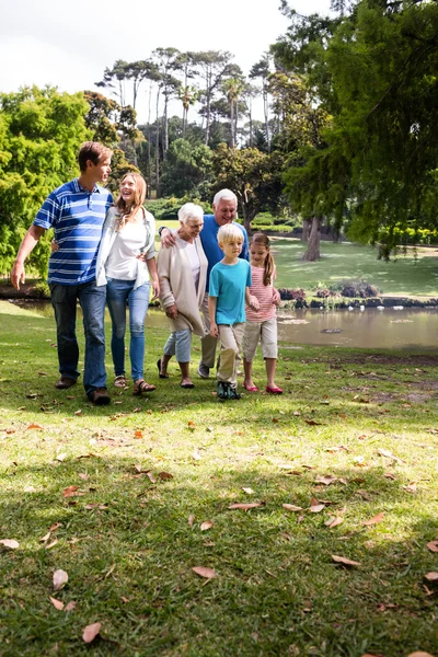 Familj promenader i parken — Stockfoto