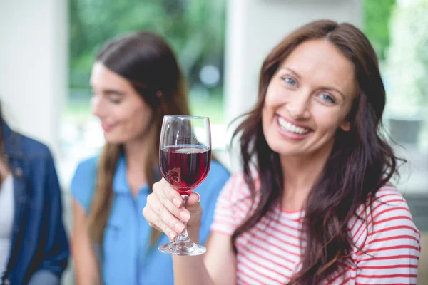 Mulher segurando copo de vinho tinto — Fotografia de Stock