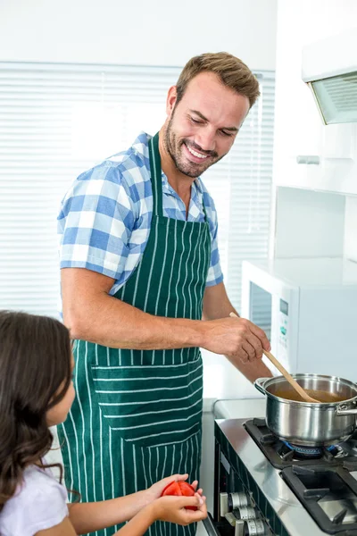 Padre preparando comida en la cocina — Foto de Stock