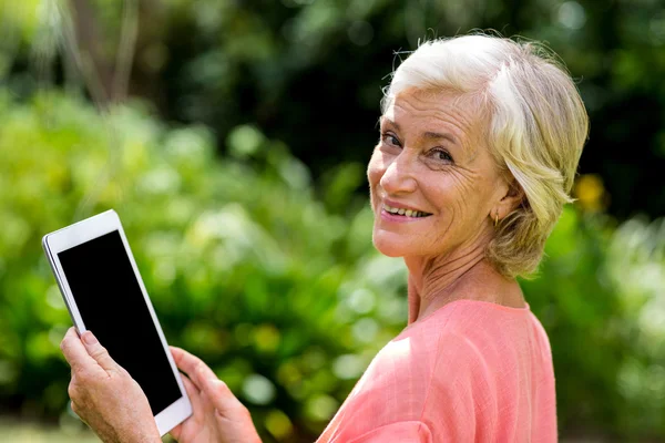 Seniorin mit Tablet auf Hof — Stockfoto