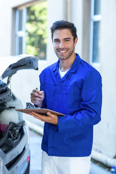 Ingenieur mit Notizblock steht neben Lieferwagen — Stockfoto