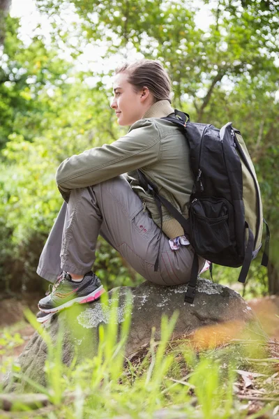 Frau sitzt auf Stein — Stockfoto