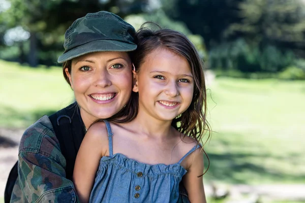 Солдат воссоединился с дочерью — стоковое фото
