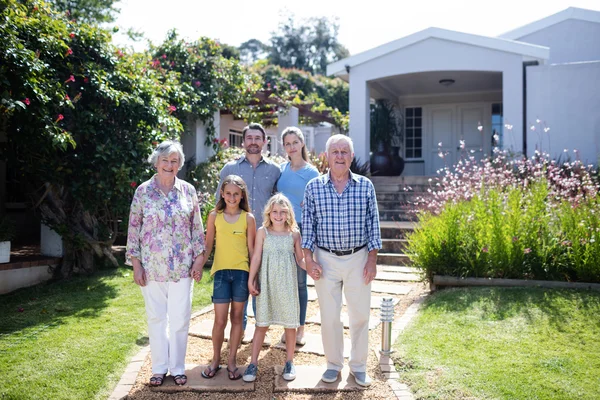 Promenade en famille sur le chemin du jardin — Photo