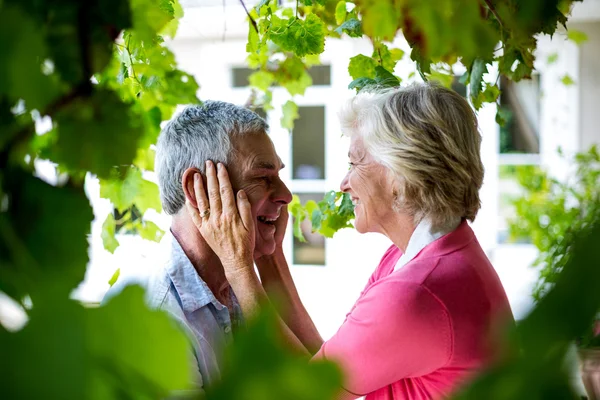 Mujer abrazando hombre en patio — Foto de Stock