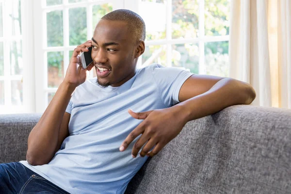 Uomo che parla al cellulare — Foto Stock