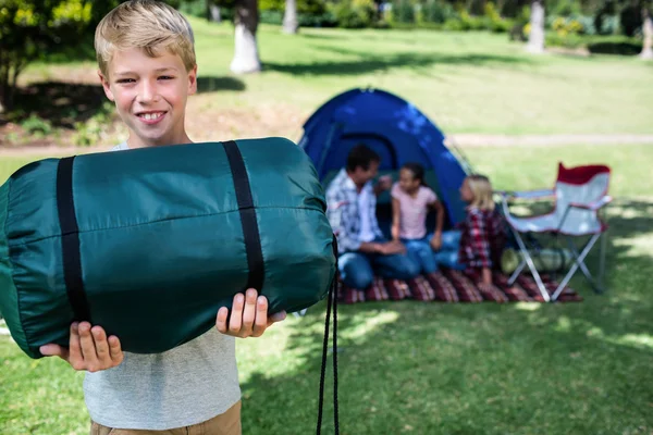 Niño sosteniendo bolsa de camping —  Fotos de Stock