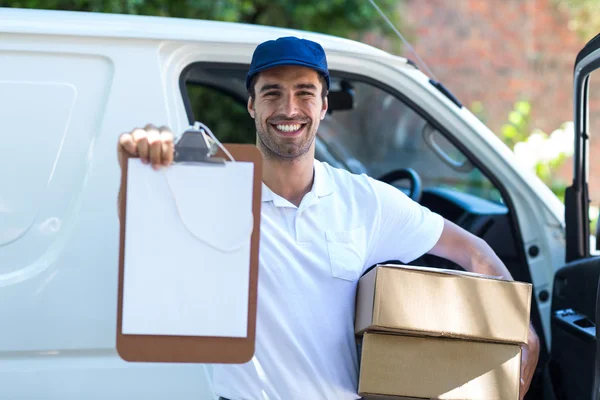 Entrega homem mostrando área de transferência — Fotografia de Stock