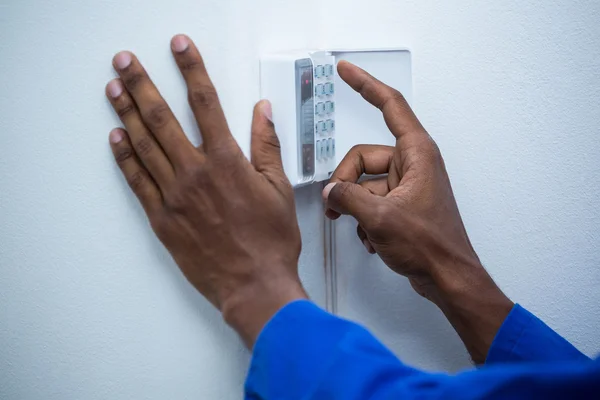 Mano tocando teclado de seguridad del hogar — Foto de Stock