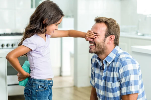 Menina cobrindo olhos de pai — Fotografia de Stock