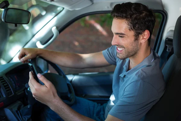 Fahrer benutzt Handy im Auto — Stockfoto