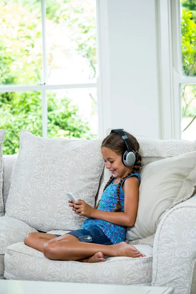 Fille écouter de la musique à la maison — Photo