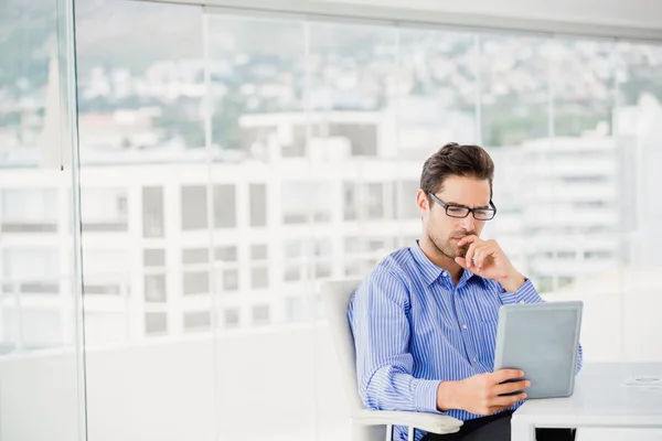 Homme d'affaires utilisant une tablette numérique — Photo