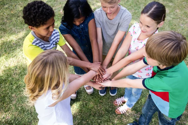 Kinder legen ihre Hände zusammen — Stockfoto