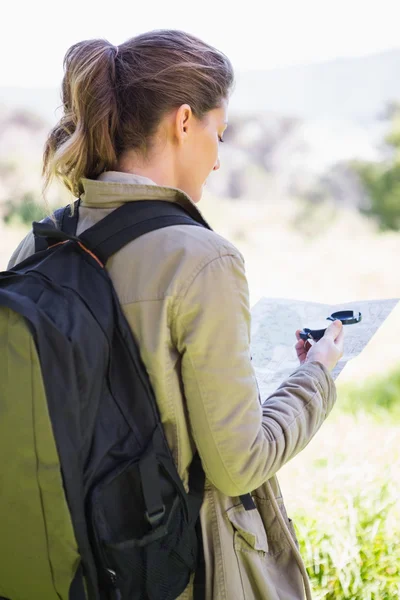 Donna con mappa e bussola — Foto Stock